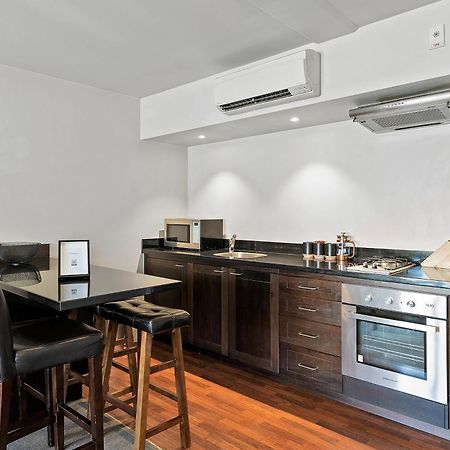 Lakeside Living - Modern 2-Bedroom Apartment ควีนส์ทาวน์ ภายนอก รูปภาพ