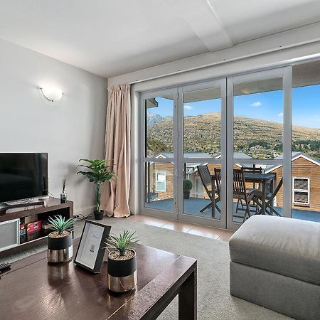 Lakeside Living - Modern 2-Bedroom Apartment ควีนส์ทาวน์ ภายนอก รูปภาพ