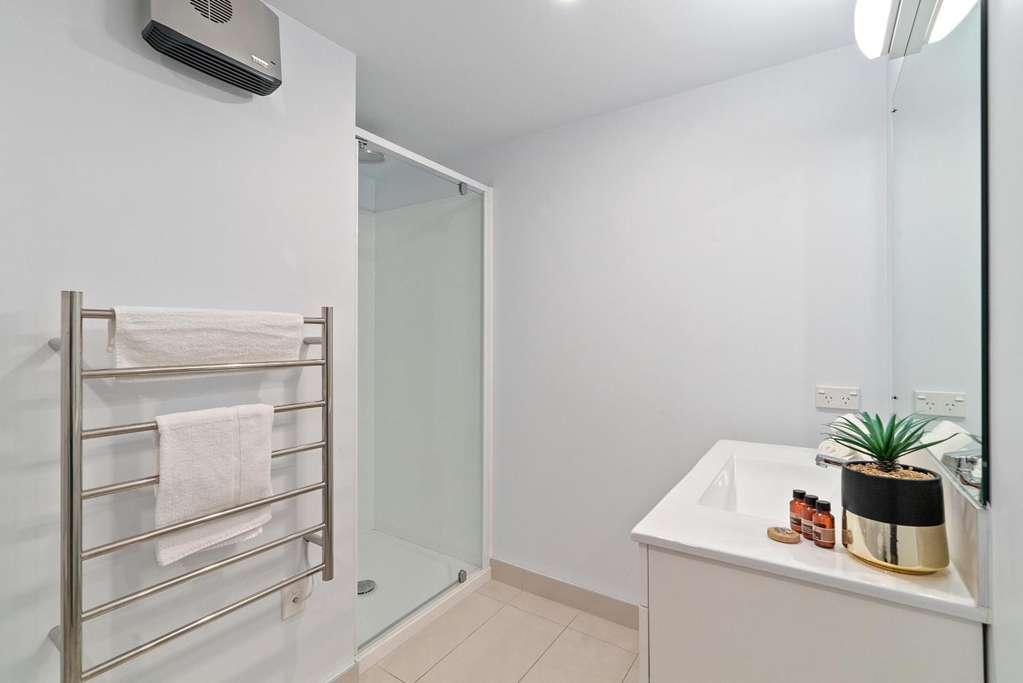 Lakeside Living - Modern 2-Bedroom Apartment ควีนส์ทาวน์ ภายนอก รูปภาพ