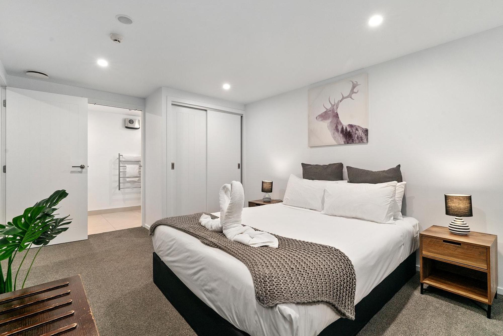 Lakeside Living - Modern 2-Bedroom Apartment ควีนส์ทาวน์ ภายนอก รูปภาพ