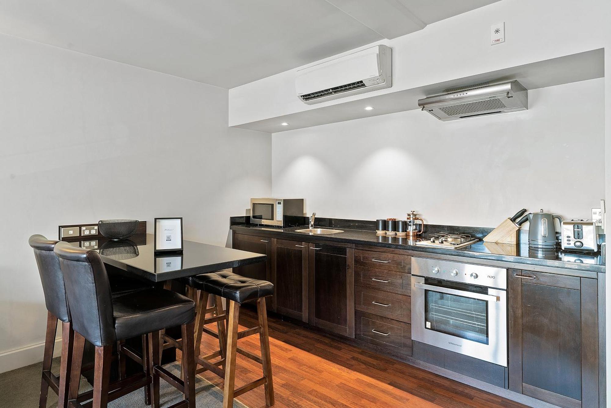 Lakeside Living - Modern 2-Bedroom Apartment ควีนส์ทาวน์ ภายนอก รูปภาพ